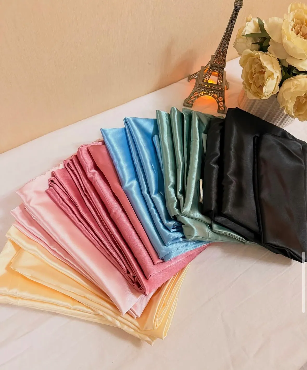 Telas satinadas en abanico de varios colores