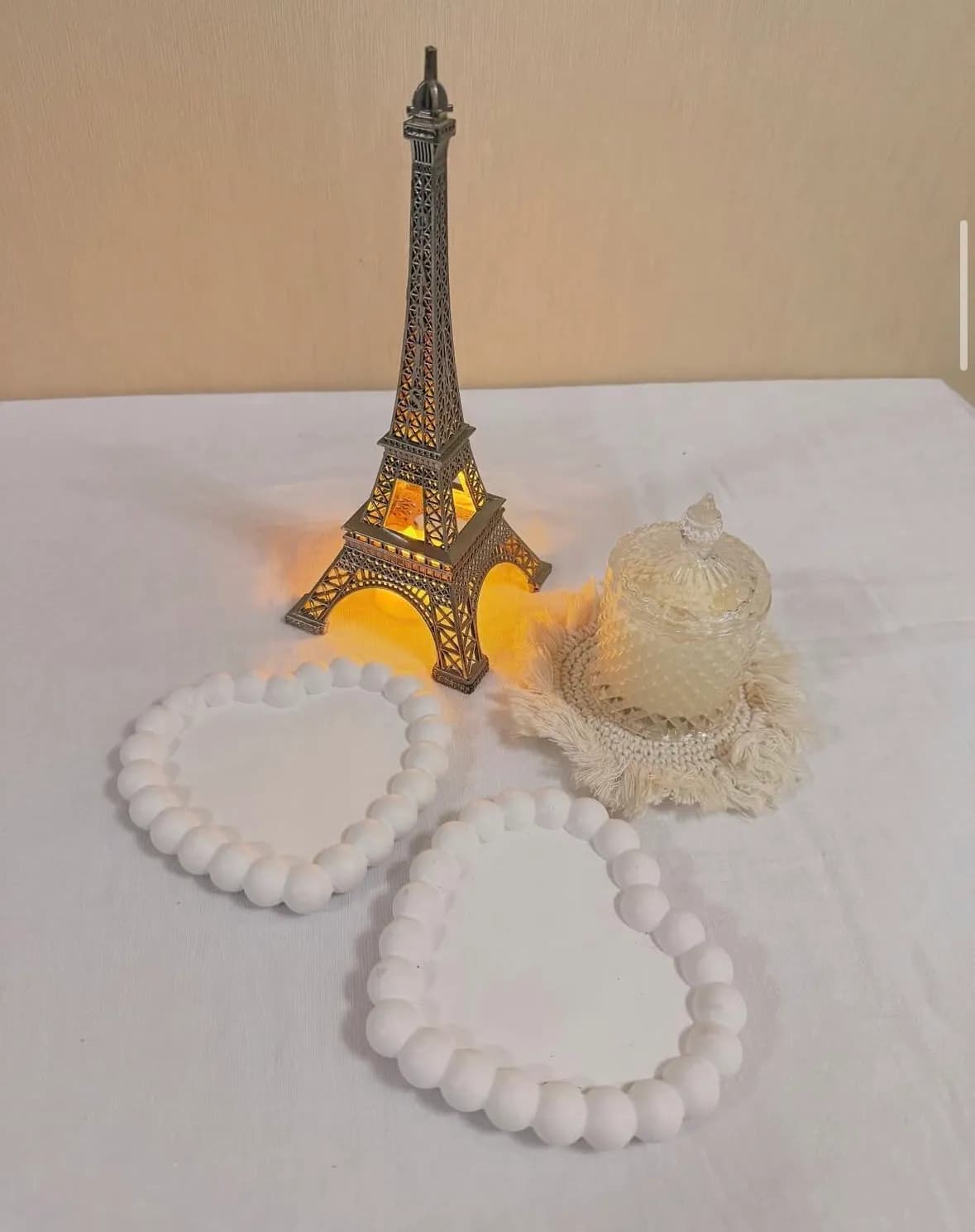 Bandejas con forma de corazón y borde de cuentas blancas