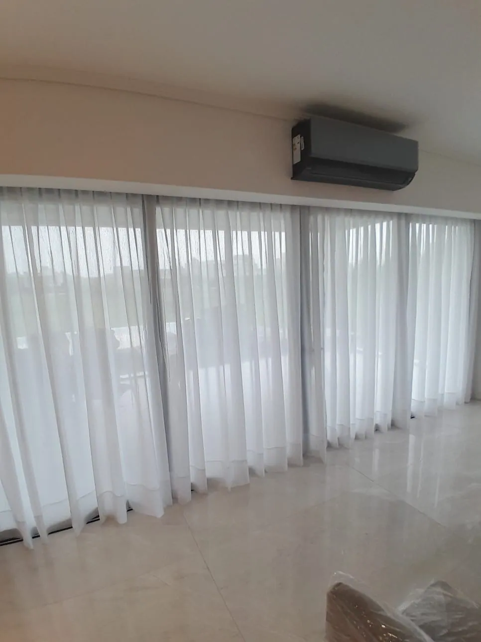 Cortinas de gasa del piso al techo en un comedor luminoso